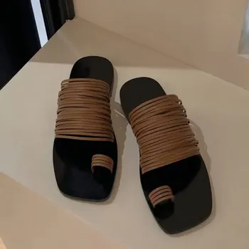 Гореща продажба през лятото Уникален дизайн мода Рим квадратна глава плоски сандали на открито плажни чехли елегантни дамски обувки отвън